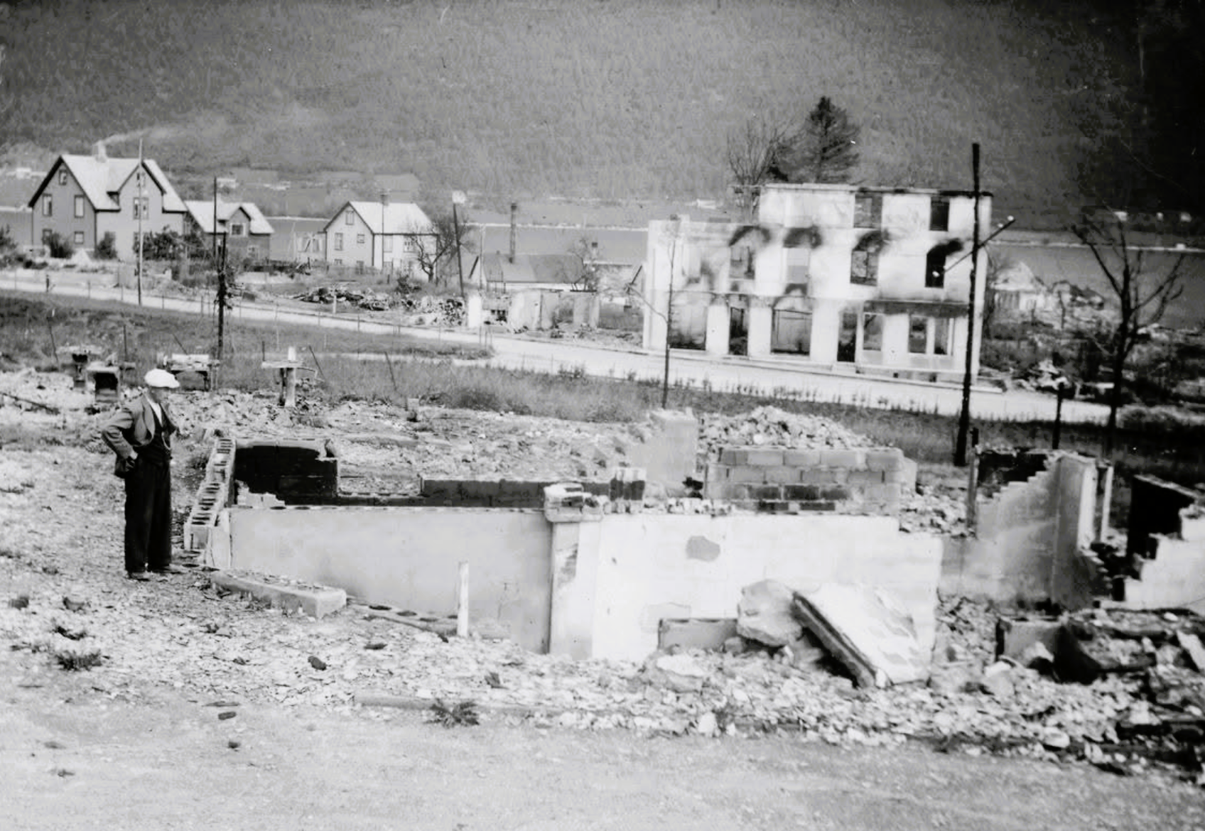 Bestefar Eilert ved ruinene i Nesgata etter at huset har blitt bombet i 1940